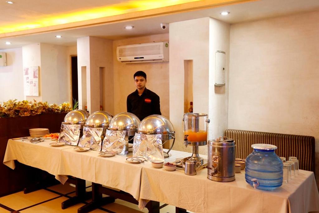 Airport La Sapphire Hotel & Restaurant New Delhi Extérieur photo