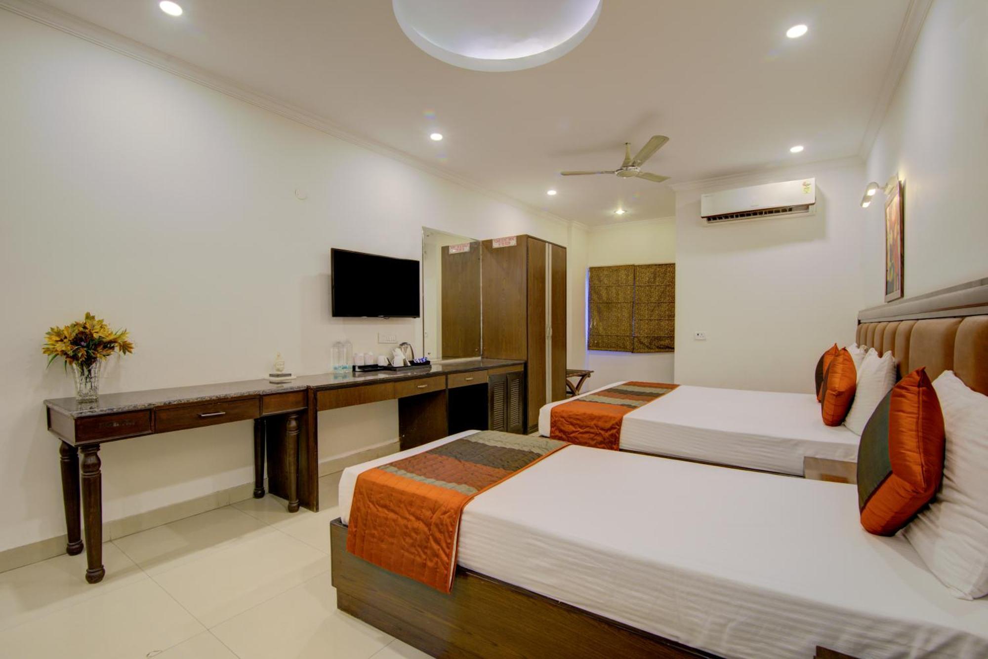 Airport La Sapphire Hotel & Restaurant New Delhi Extérieur photo